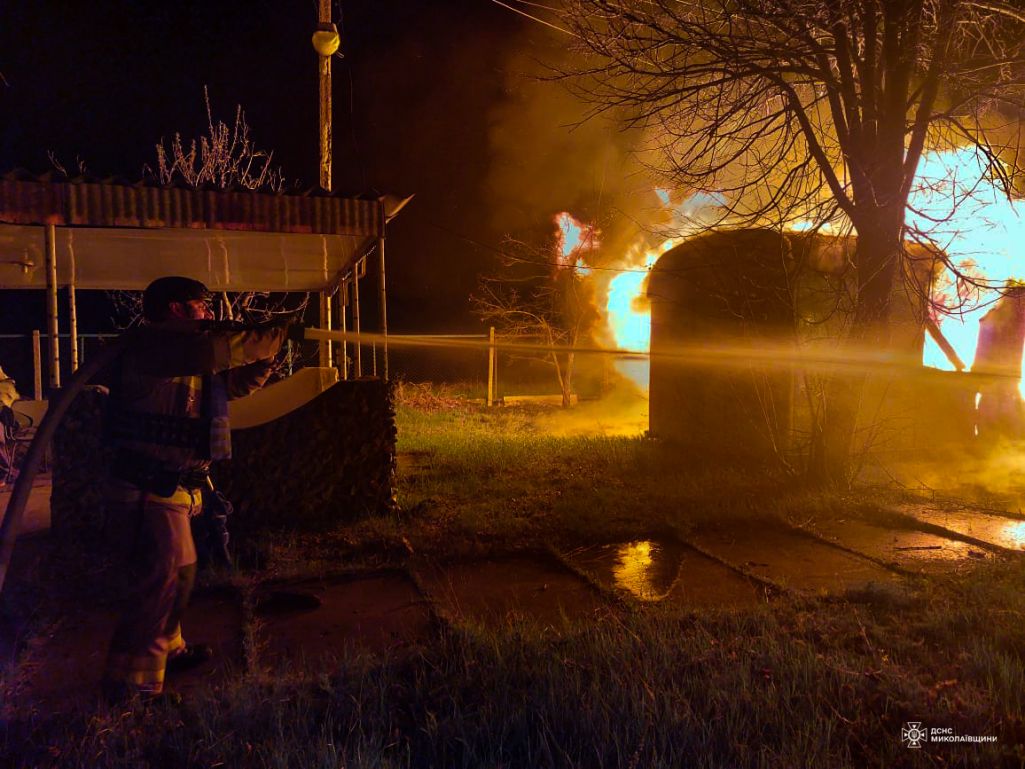 Пажар у выніку расейскай атакі ў Мікалаеўскай вобласці. (Фота: Головне управління ДСНС України у Миколаївській області / Facebook)