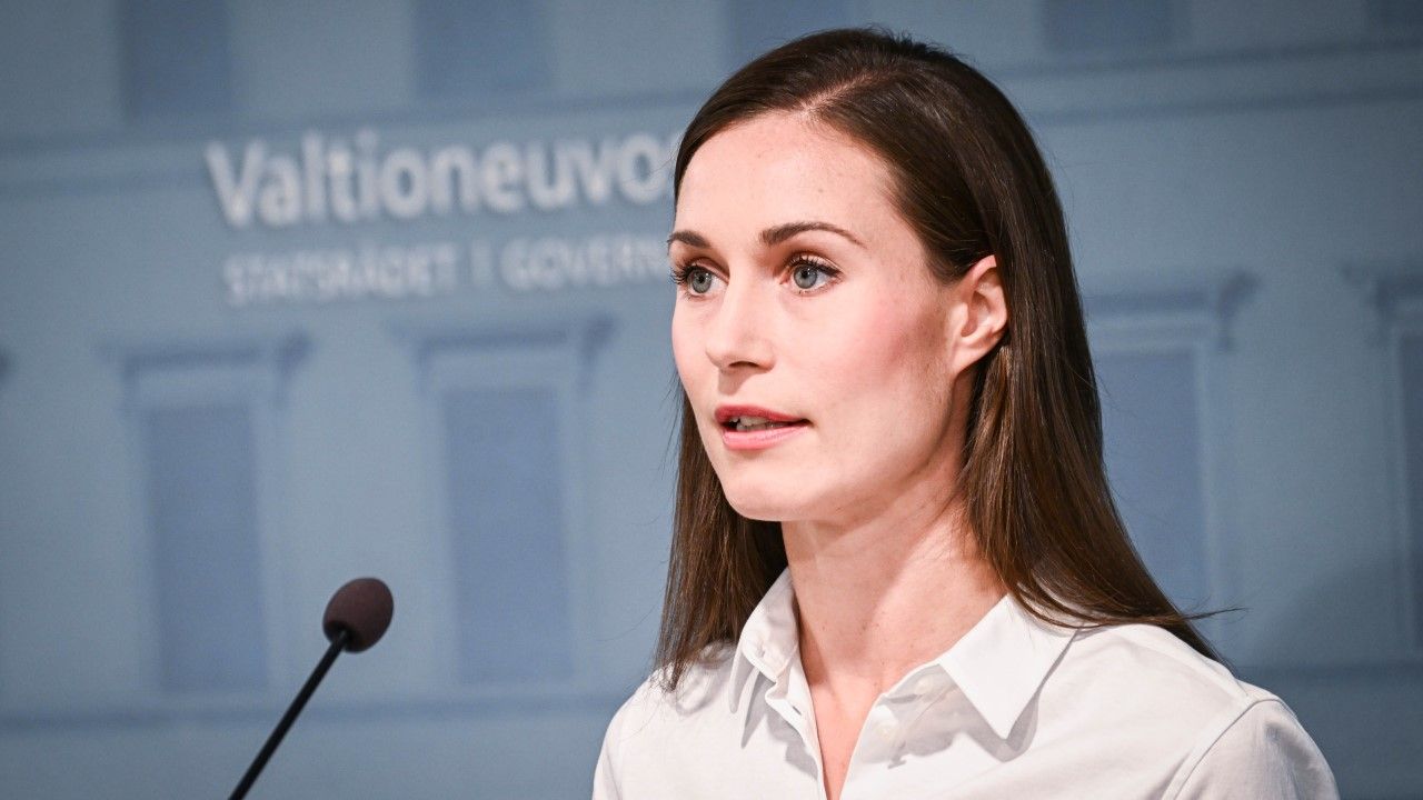 Premier Sanna Marin w trakciie konferencji prasowej dot. nowych przepisów granicznych (fot. PAP/EPA/KIMMO BRANDT) Premier Sanna Marin w trakciie konferencji prasowej dot. nowych przepisów granicznych (fot. PAP/EPA/KIMMO BRANDT)