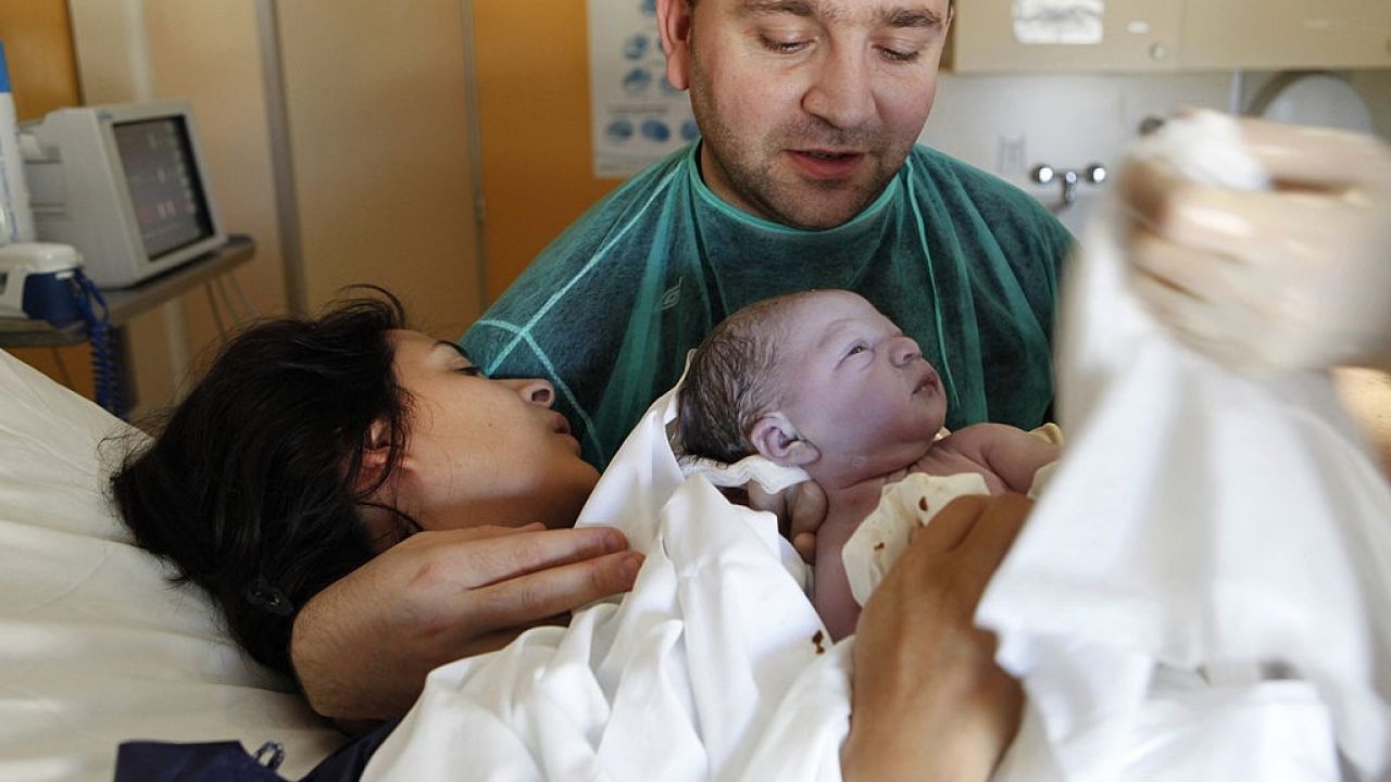 Osoba towarzysząca ma prawo uczestniczyć w porodzie rodzinnym; zdjęcie ilustracyjne sprzed pandemii koronawirusa (fot. BSIP/UIG Via Getty Images) Osoba towarzysząca ma prawo uczestniczyć w porodzie rodzinnym; zdjęcie ilustracyjne sprzed pandemii koronawirusa (fot. BSIP/UIG Via Getty Images)