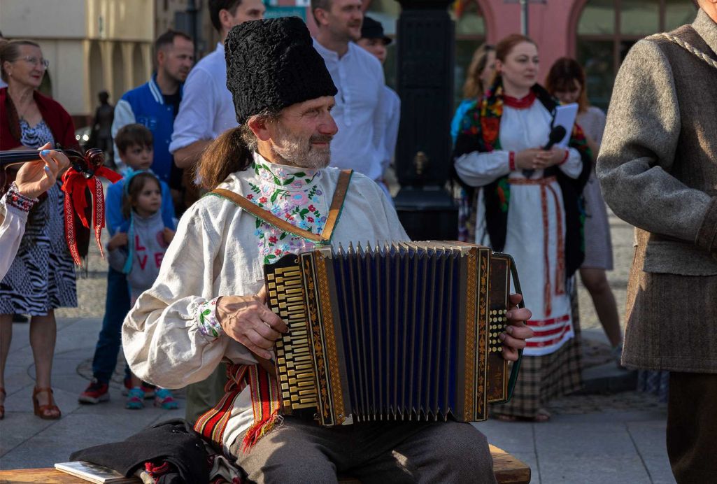На фестывале «Soncahraj» выступае кіраўнік музея малой айчыны Дарафей Фіёнік. Рынак Касцюшкі. Беласток, Польшча. 31 траўня 2024 года. Фота Белсат