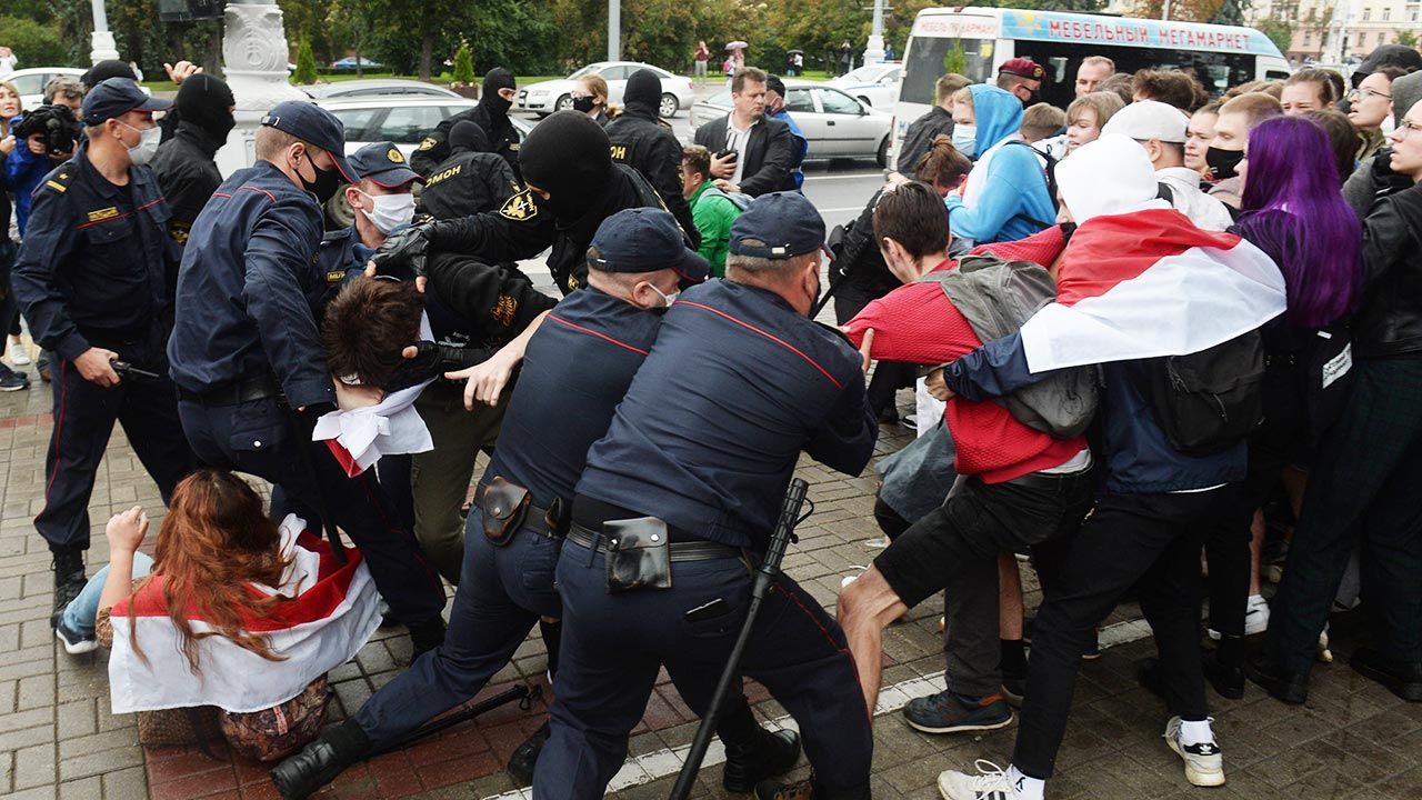 Wojna pozycyjna – tak w ostatnich tygodniach można było określić konflikt reżimu Łukaszenki z protestującymi Białorusinami i opozycją (fot. PAP/EPA/STRINGER) Wojna pozycyjna – tak w ostatnich tygodniach można było określić konflikt reżimu Łukaszenki z protestującymi Białorusinami i opozycją (fot. PAP/EPA/STRINGER)