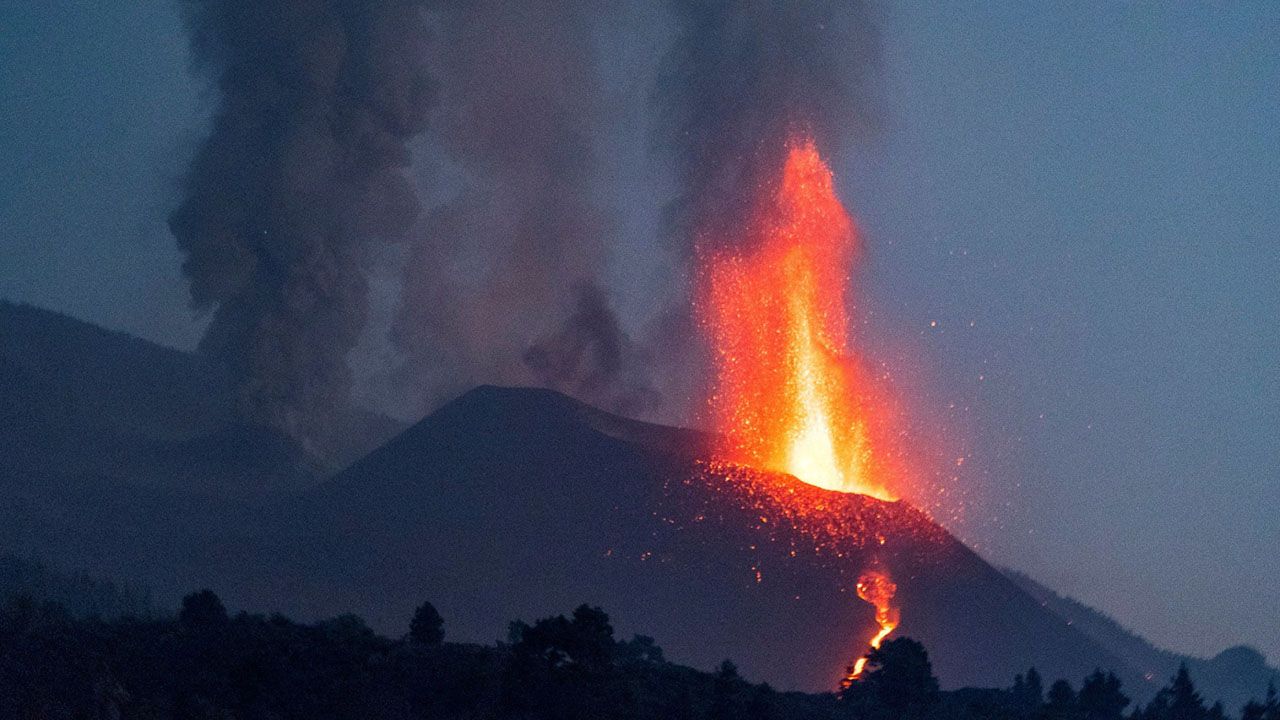 Erupcja wulkanu na La Palmie (fot. PAP/EPA/MIGUEL CALERO)