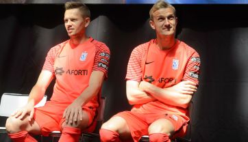 Byli bramkarze Lecha Poznań: Matus Putnocky (z lewej) i Jasmin Burić (z prawej) (fot. PAP)