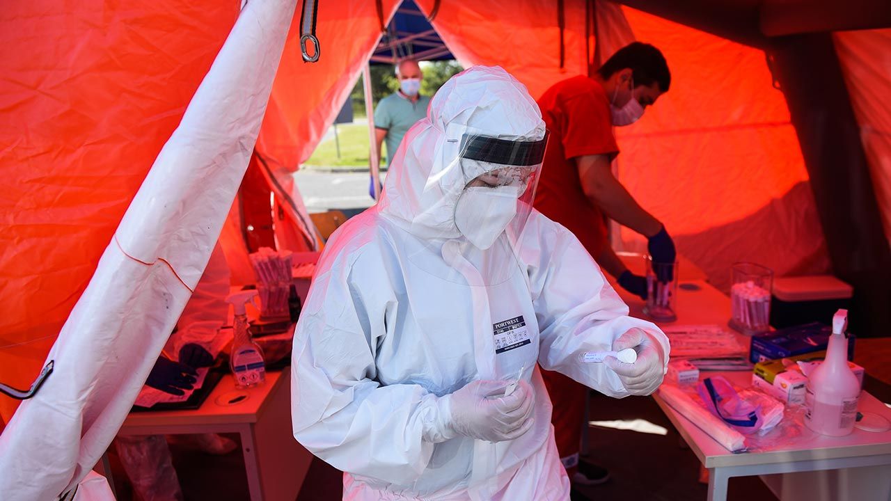 Liczba nowych zakażeń zależy od przestrzegania zaleceń sanitarnych (fot. Omar Marques/Getty Images) Liczba nowych zakażeń zależy od przestrzegania zaleceń sanitarnych (fot. Omar Marques/Getty Images)