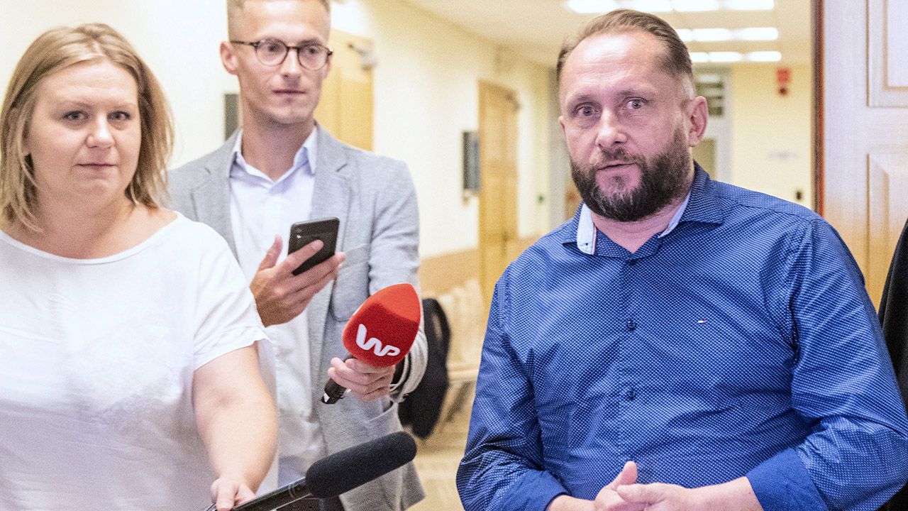 Dziennikarz Kamil Durczok na korytarzu Sądu Rejonowego w Piotrkowie Trybunalskim, 29 bm (fot. PAP/Grzegorz Michałowski) Dziennikarz Kamil Durczok na korytarzu Sądu Rejonowego w Piotrkowie Trybunalskim, 29 bm (fot. PAP/Grzegorz Michałowski)