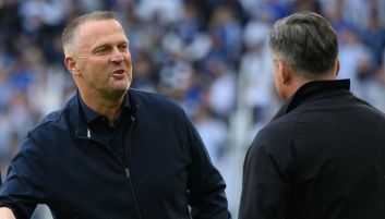 John van den Brom i Kosta Runjaic przed meczem Lecha z Legią (fot. PAP).