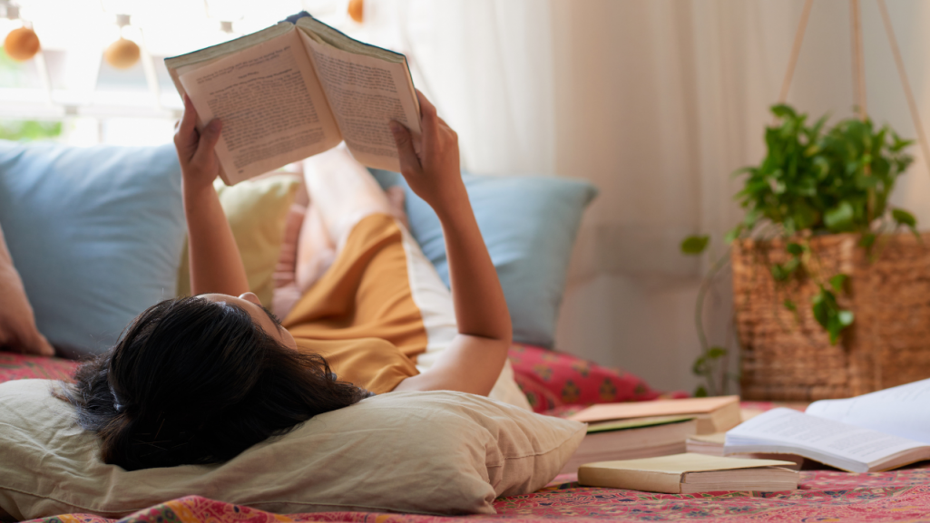 Czytanie książek i dyskusje o nich to część biblioterapii. Fot. freepik/pressfoto
