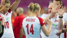 Jacek Nawrocki (z prawej) w rozmowie z siatkarkami reprezentacji Polski (fot. Getty Images)