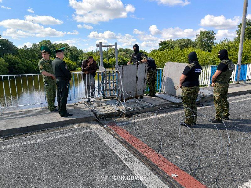 Дзмітрый Смактуновіч на мосце праз раку Буг на беларуска-польскай мяжы. (Фота: gpk.gov.by)