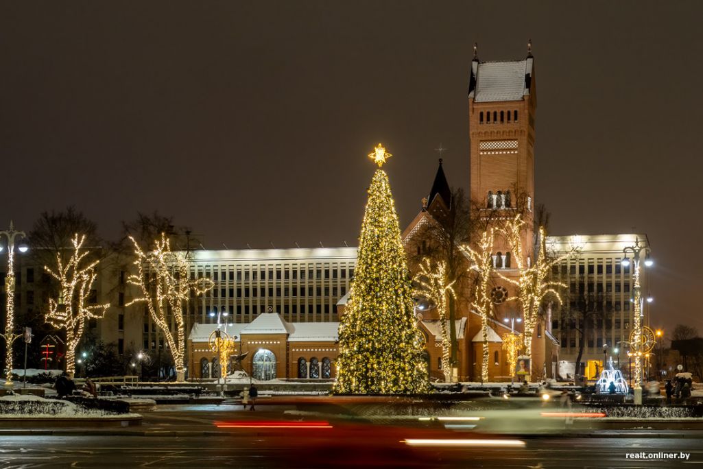 Зорка на каляднай ялінцы ў Менску. (Фота: realt.onliner.by)