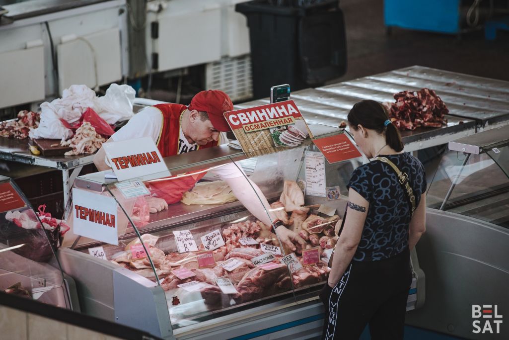 Прадавец мяса на Камароўскім рынку. (Фота: Белсат)