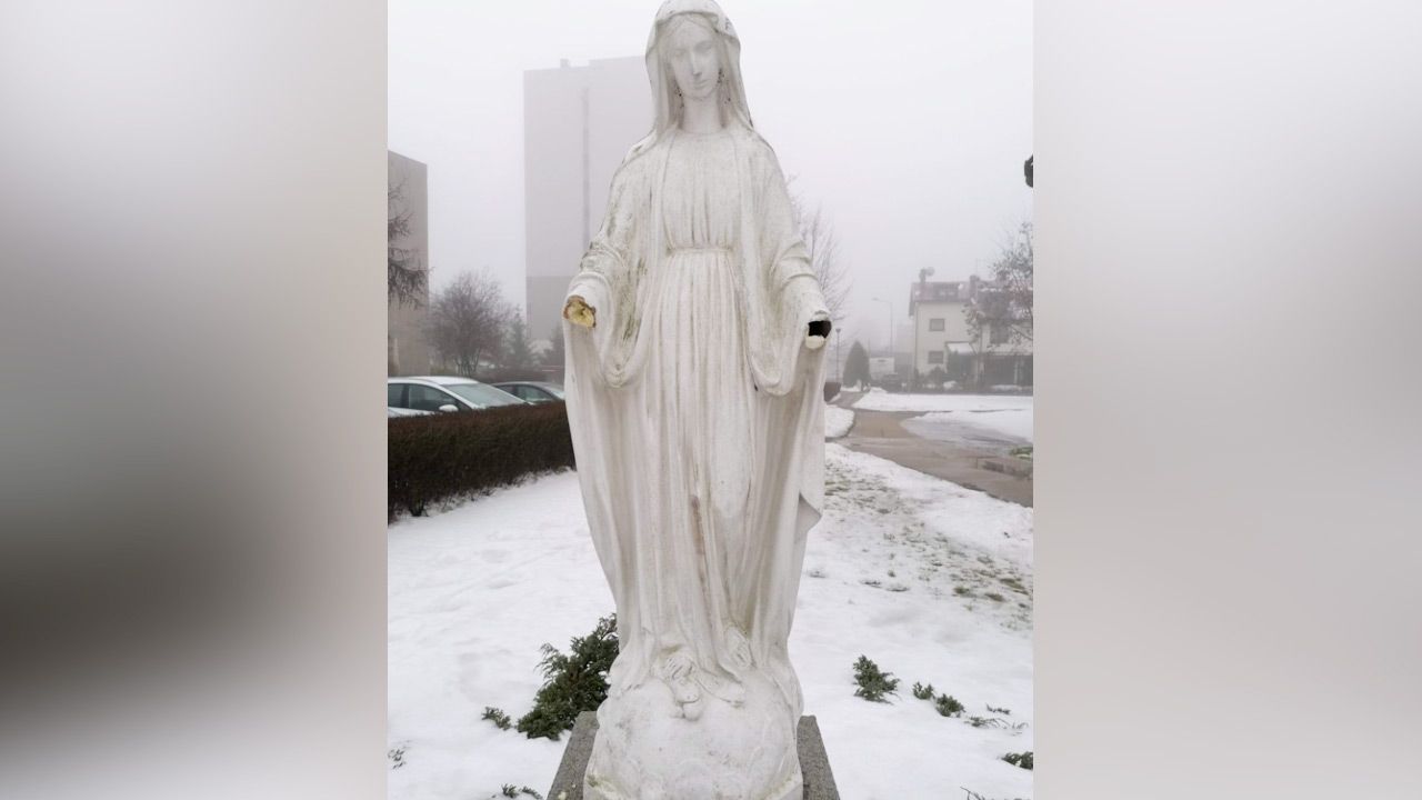 Zniszczono rzeźbę przedstawiającą Matkę Boską (fot. Facebook/Parafia Św. Pierwszych Męczenników Polski) Zniszczono rzeźbę przedstawiającą Matkę Boską (fot. Facebook/Parafia Św. Pierwszych Męczenników Polski)