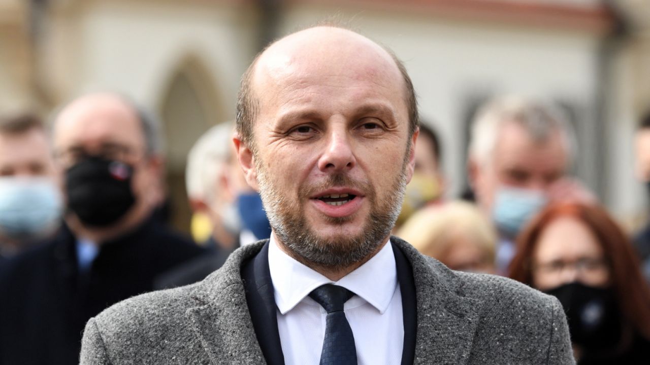 Konrad Fijołek podczas konferencji prasowej w Rzeszowie (fot. PAP/Darek Delmanowicz) Konrad Fijołek podczas konferencji prasowej w Rzeszowie (fot. PAP/Darek Delmanowicz)