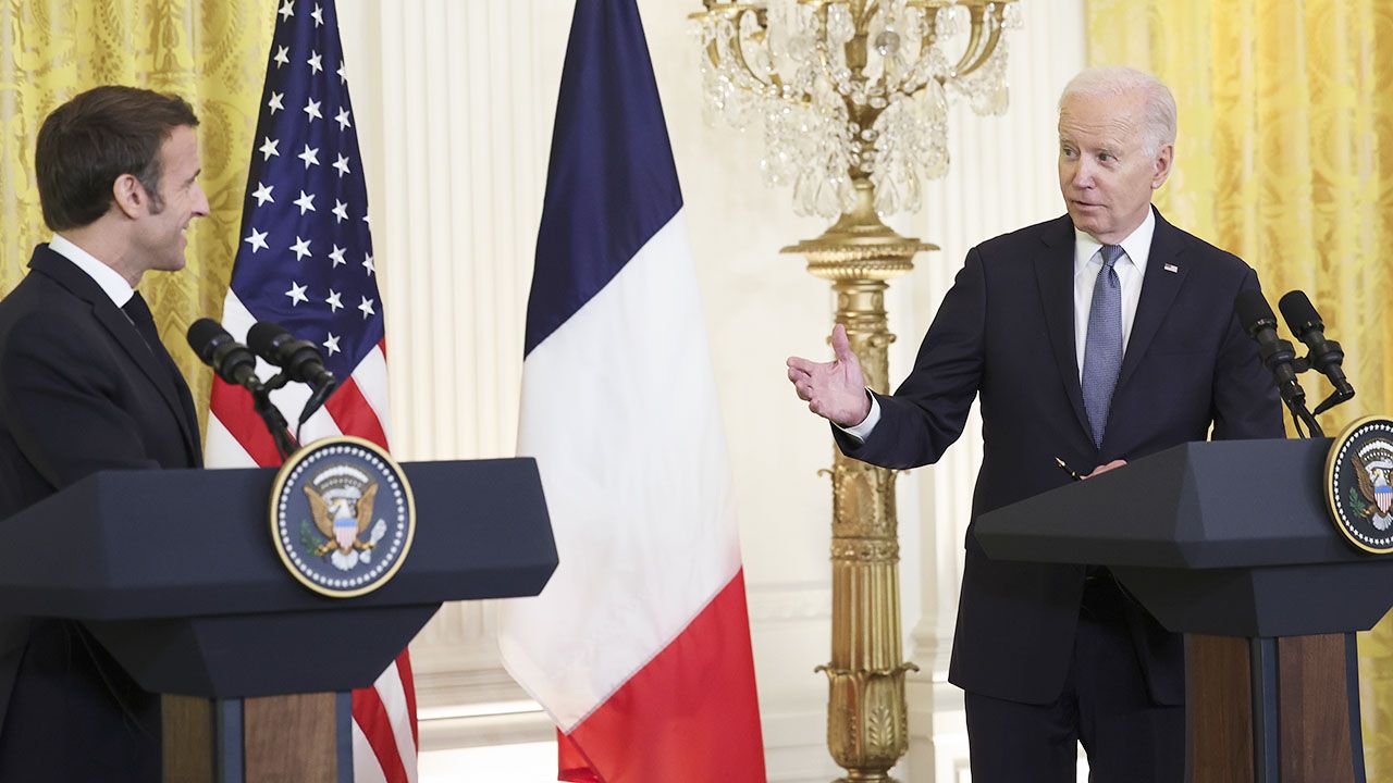 Emmanuel Macron i Joe Biden (fot.  Kevin Dietsch/Getty Images)