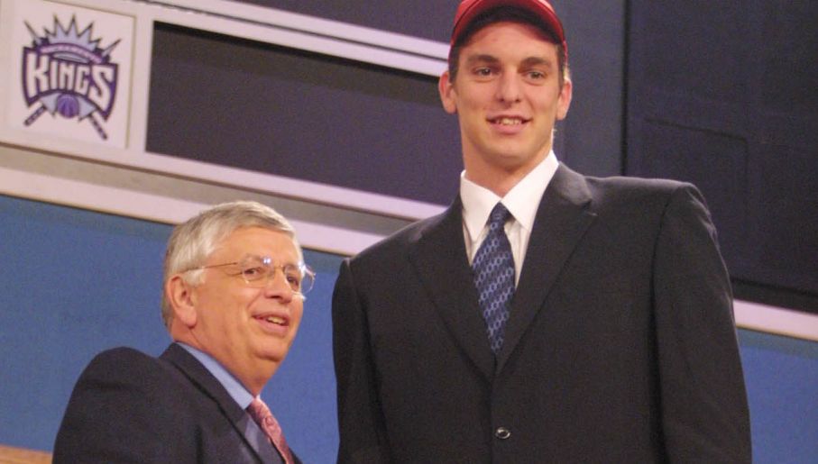 David Stern i Pau Gasol podczas draftu NBA w 2001 roku (fot. Getty Images)