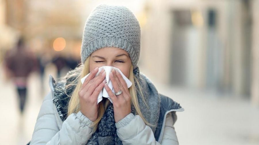 Jak odróżnić infekcję koronawirusową od infekcji grypowej? (fot. Shutterstock)