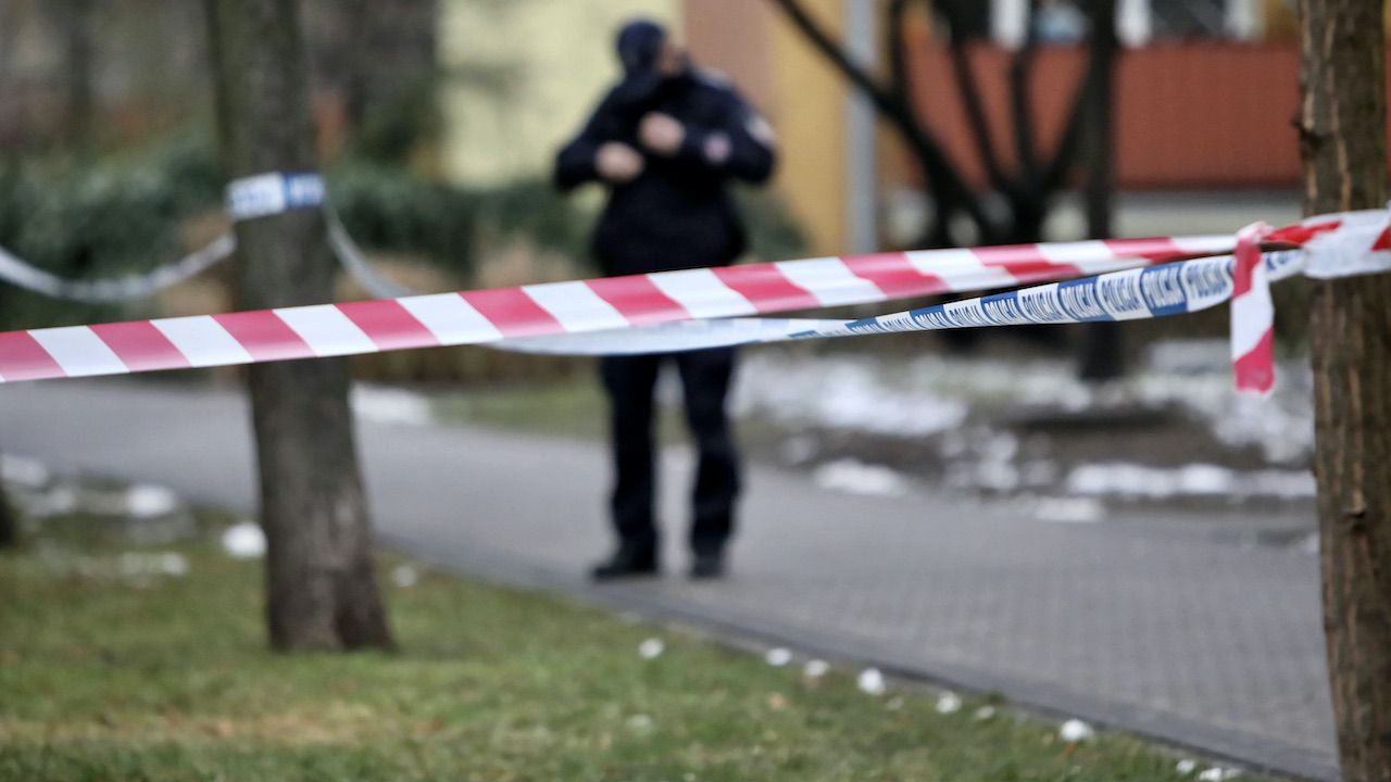 Ciało zabezpieczono do sekcji (fot. arch.PAP/L.Szymański) Ciało zabezpieczono do sekcji (fot. arch.PAP/L.Szymański)