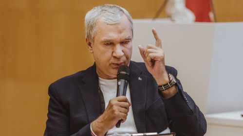 Прадстаўнік Аб’яднанага пераходнага кабінету па транзіце ўлады Павел Латушка падчас канферэнцыі «Новая Беларусь». Варшава, Польшча. 9 жніўня 2025 года. Фота: Рауль Дзюк / Белсат