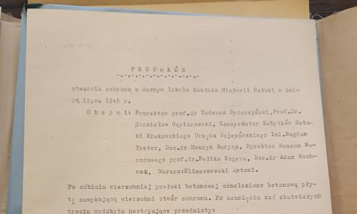 The first page of the protocol from the opening of the box on July 28, 1945. Everything indicates that it was written down much later. Archives of the Jagiellonian University. Photo: Artur Wojcik.
