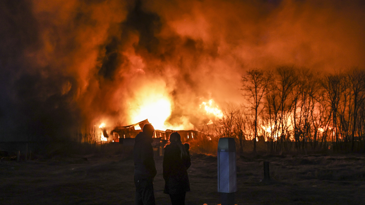W ostatnich dwóch tygodniach na Ukrainie odnotowano 907 związanych z wojną pożarów (fot. Emin Sansar/Anadolu Agency via Getty Images)