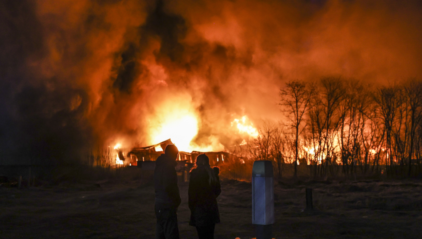W ostatnich dwóch tygodniach na Ukrainie odnotowano 907 związanych z wojną pożarów (fot. Emin Sansar/Anadolu Agency via Getty Images)