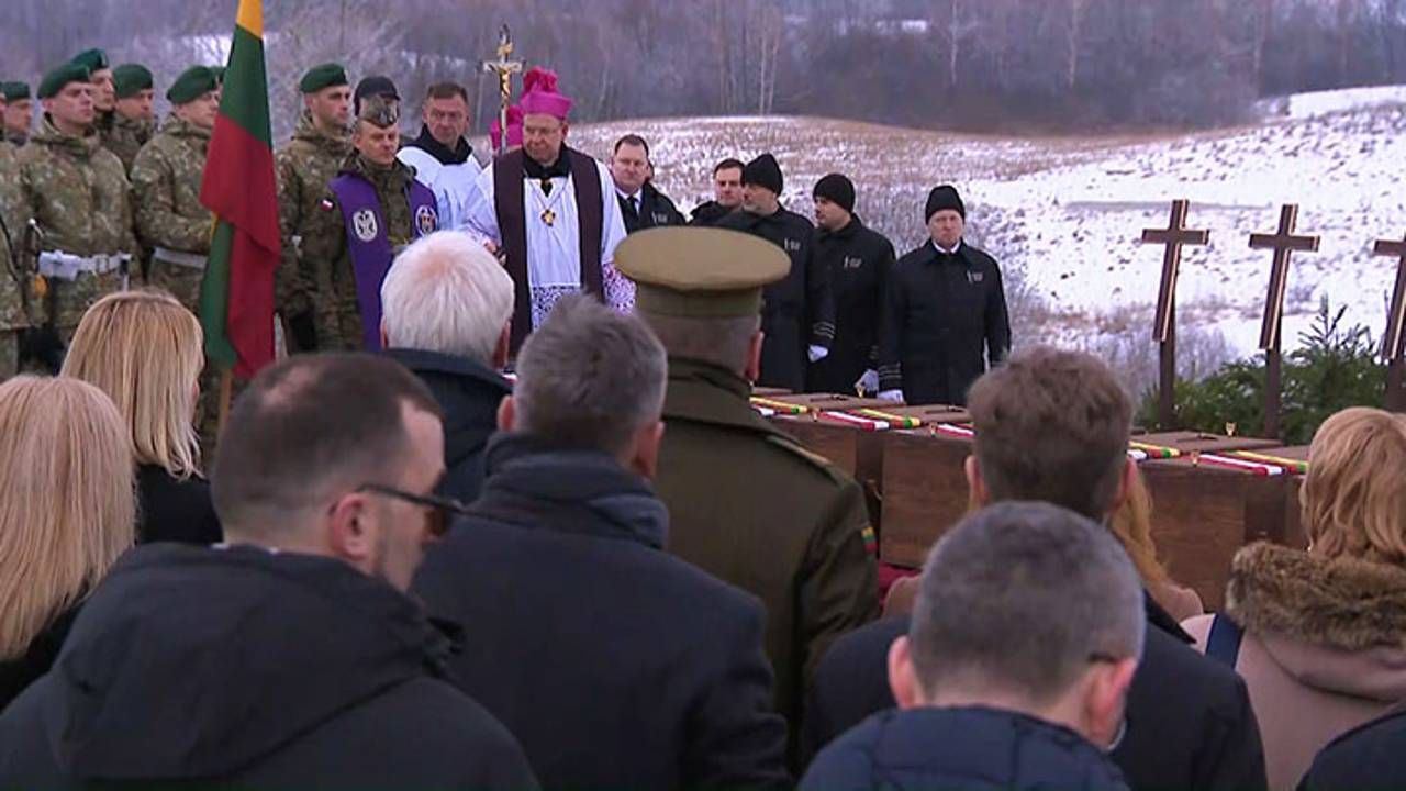Na cmentarzu w Kurkliszkach spoczeły wszczątki 14 żołnierzy polskich i litewskich (fot. TVP3 Białystok)