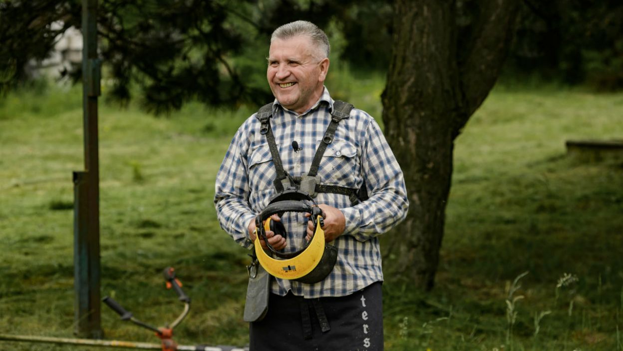Józef akurat kosił trawę, kiedy przyjechała do niego Marta z pudełkiem pełnym nadziei! (fot. TVP)