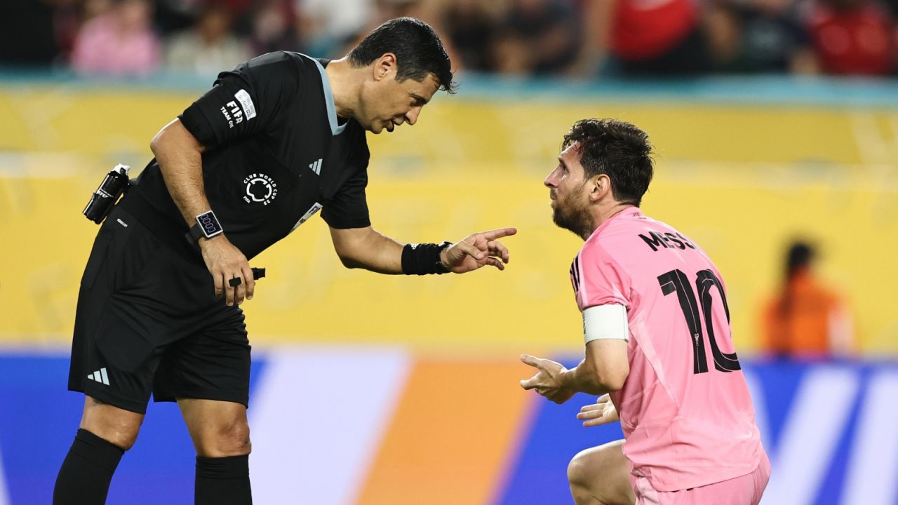 Alireza Faghani wielokrotnie w wielu turniejach sędziował najlepszym piłkarzom świata. W meczu otwarcia KMŚ w USA pracował między innymi z Leo Messim. (zdjęcie: Getty Images)