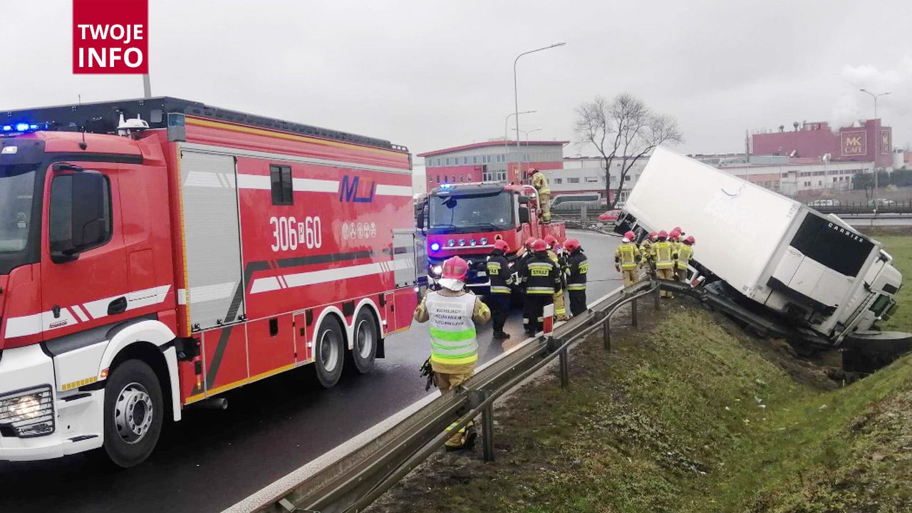 Na miejscu pracuje 9 zastępów straży pożarnej (fot. Artur Kwiatkowski/ Twoje Info) Na miejscu pracuje 9 zastępów straży pożarnej (fot. Artur Kwiatkowski/ Twoje Info)