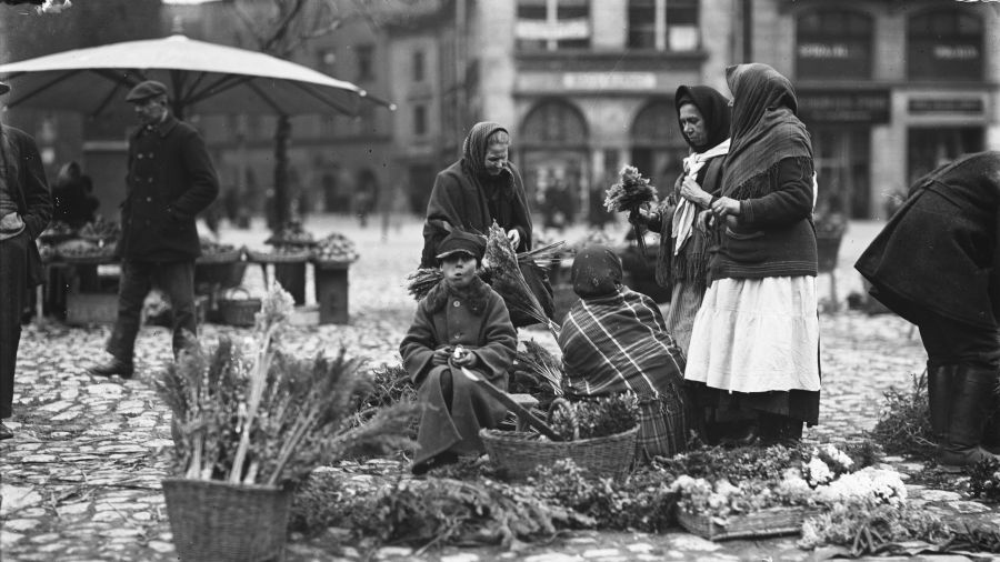 Kobiety sprzedające palmy wielkanocne i rośliny suszone w Krakowie, kwiecień 1927. Fot. NAC/IKC, sygn. 1-G-5644-1