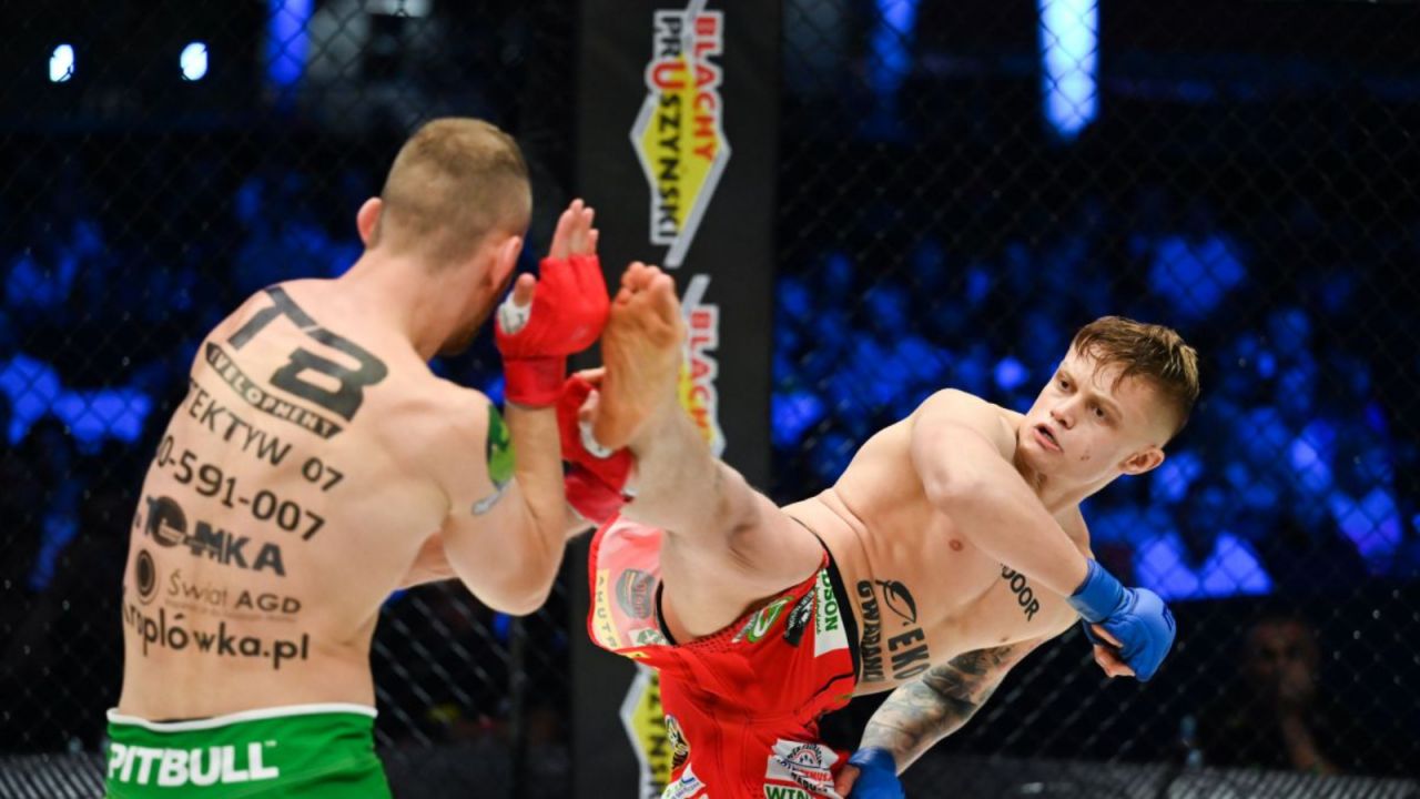 Patryk Kaczmarczyk (P) w walce z Dawidem Śmiełowskim (L) (fot. KSW)