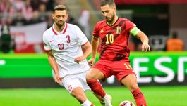 Mateusz Wieteska w pojedynku z Edenem Hazardem (fot. Getty Images)