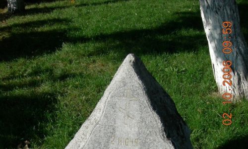 Kamień umieszczony w miejscu masakry. Fot. Wikimedia