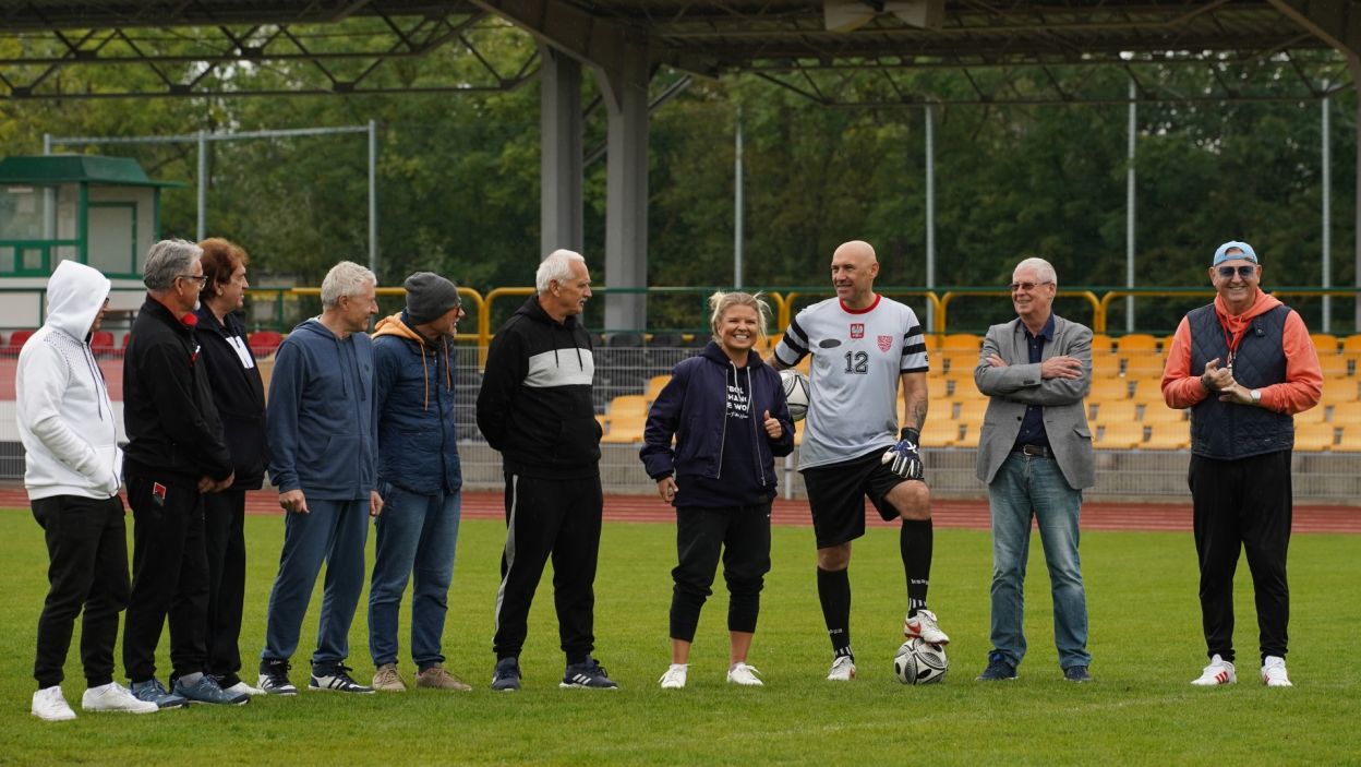 W tym odcinku kuracjusze stawili się na miejscowym boisku, a w ich treningu piłkarskim uczestniczyli specjalni goście (fot. TVP)