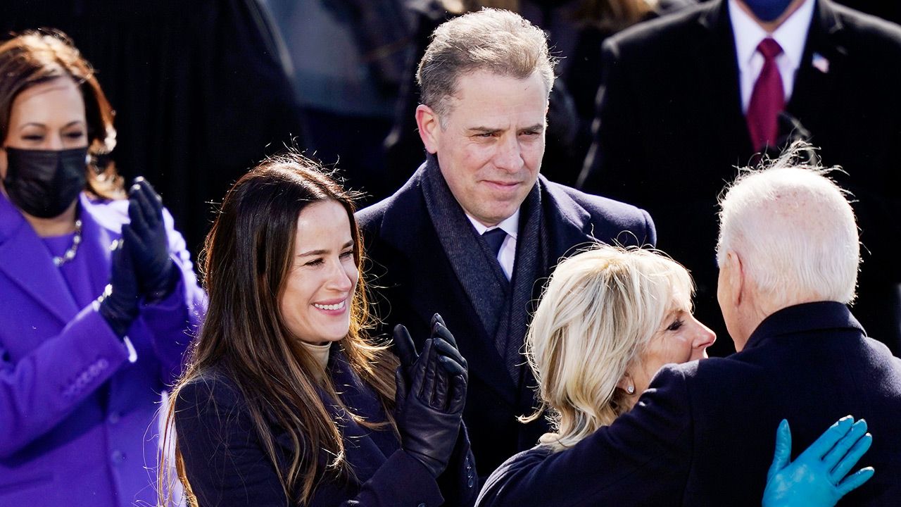 Hunter Biden ma setki tysiący dolarów niezapłaconych podatków (fot. Drew Angerer/Getty Images) Hunter Biden ma setki tysiący dolarów niezapłaconych podatków (fot. Drew Angerer/Getty Images)