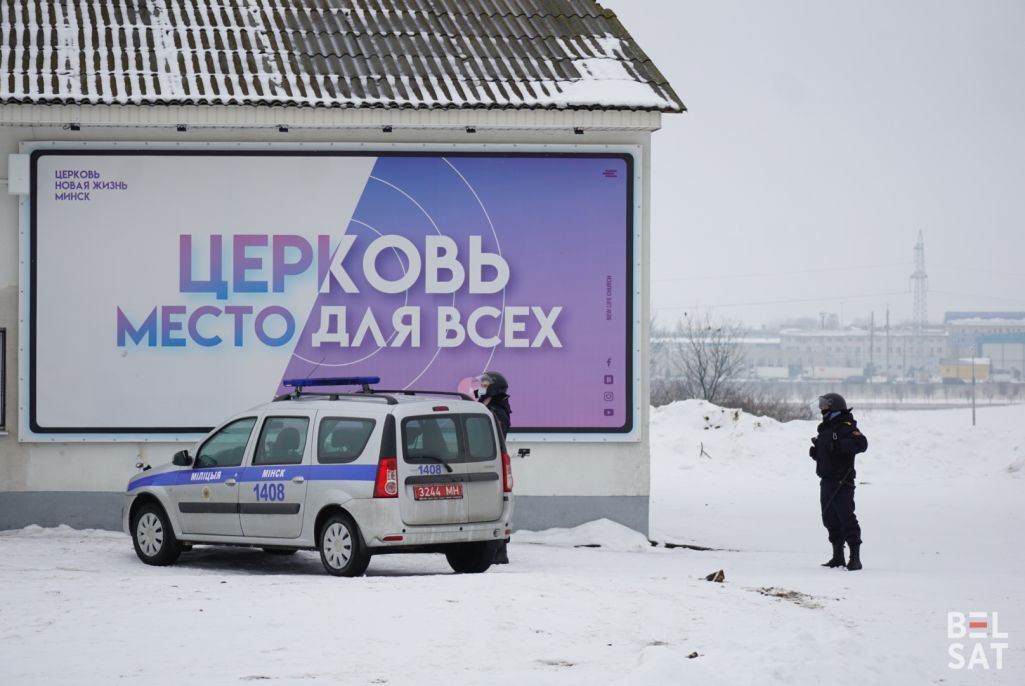 Вернікі сабраліся на малітву каля будынку пратэстанцкай царквы «Новае жыццё», з якога іх выселілі. За сустрэчай вернікаў на вуліцы назірае міліцыя. 21 лютага 2021 года. (Фота: АК / Белсат)