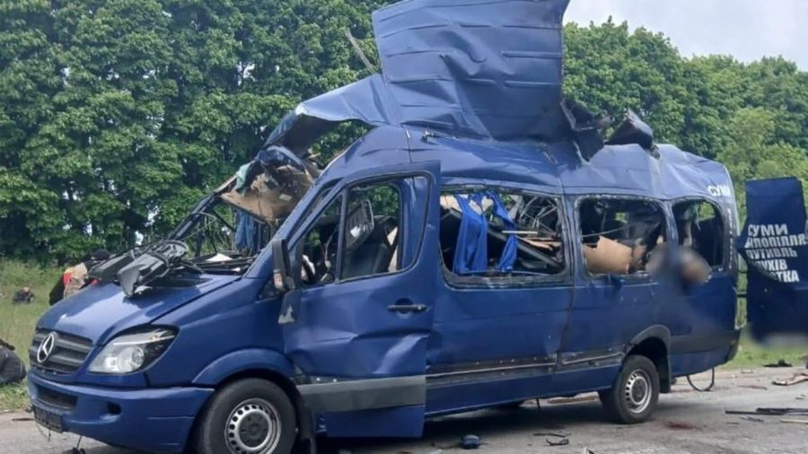Akcja ratunkowa oraz ewakuacja w miejscu ataku wojsk rosyjskich rakietą Iskander w Charkowie (fot. PAP/EPA/NATIONAL POLICE OF UKRAINE)