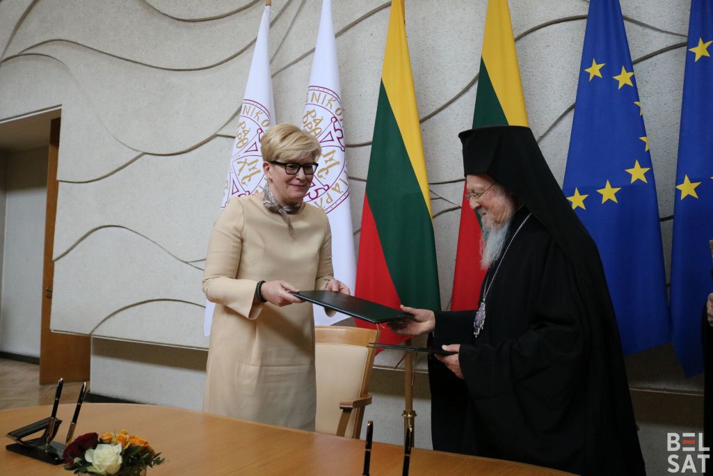 Патрыярх Варфаламей І і прэм’ер-міністарка Літвы Інгрыда Шыманіце падпісваюць дамову аб супрацы ва ўрадзе Літвы. 21 сакавіка 2023 года. (Фота: Ганна Русінава / Белсат)
