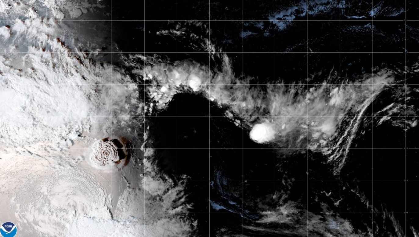 Potężna eksplozja podwodnego wulkanu (fot.PAP/EPA/CIRA/NOAA HANDOUT)