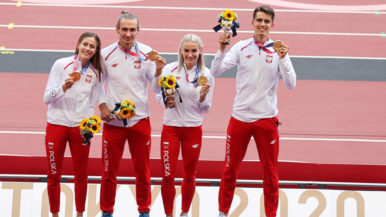 Sztafeta mieszana 4x400 metrów zdobyła pierwszy złoty medal dla Polski na tych igrzyskach. (fot. PAP/ EPA/DIEGO AZUBEL)