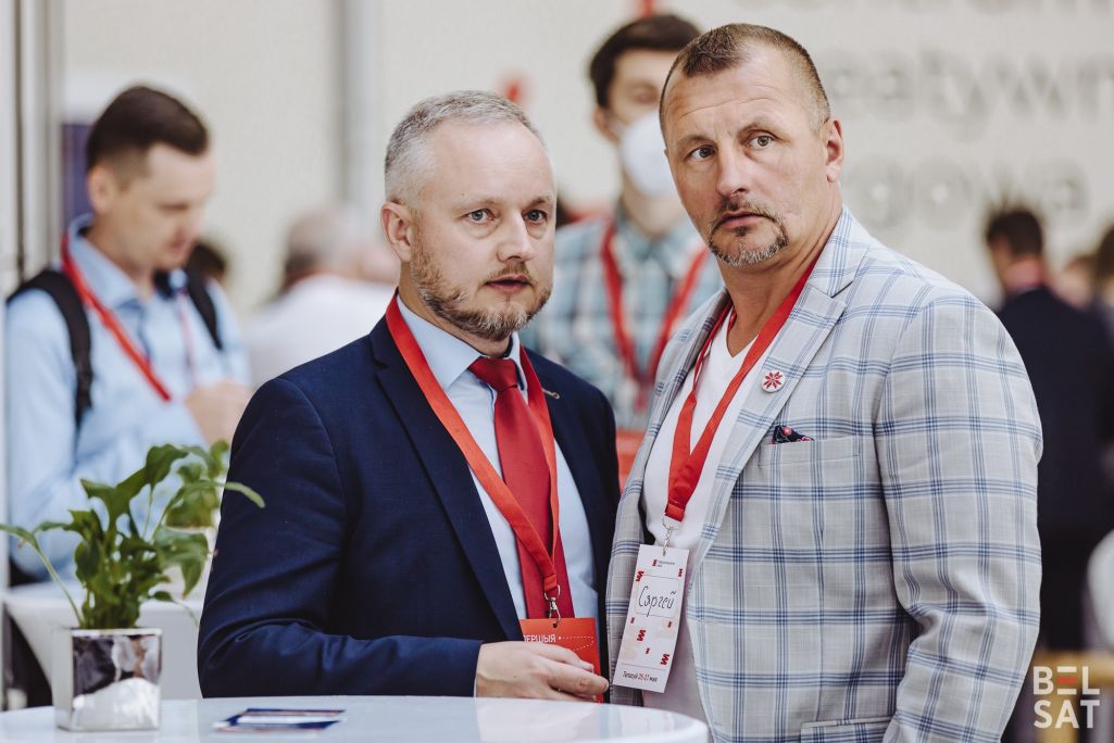 Аляксандр Азараў (злева) на Вялікай палітычнай канферэнцыі па выбарах у Каардынацыйную раду ў Варшаве, Польшча. 19 траўня 2024 года. (Фота: Белсат)