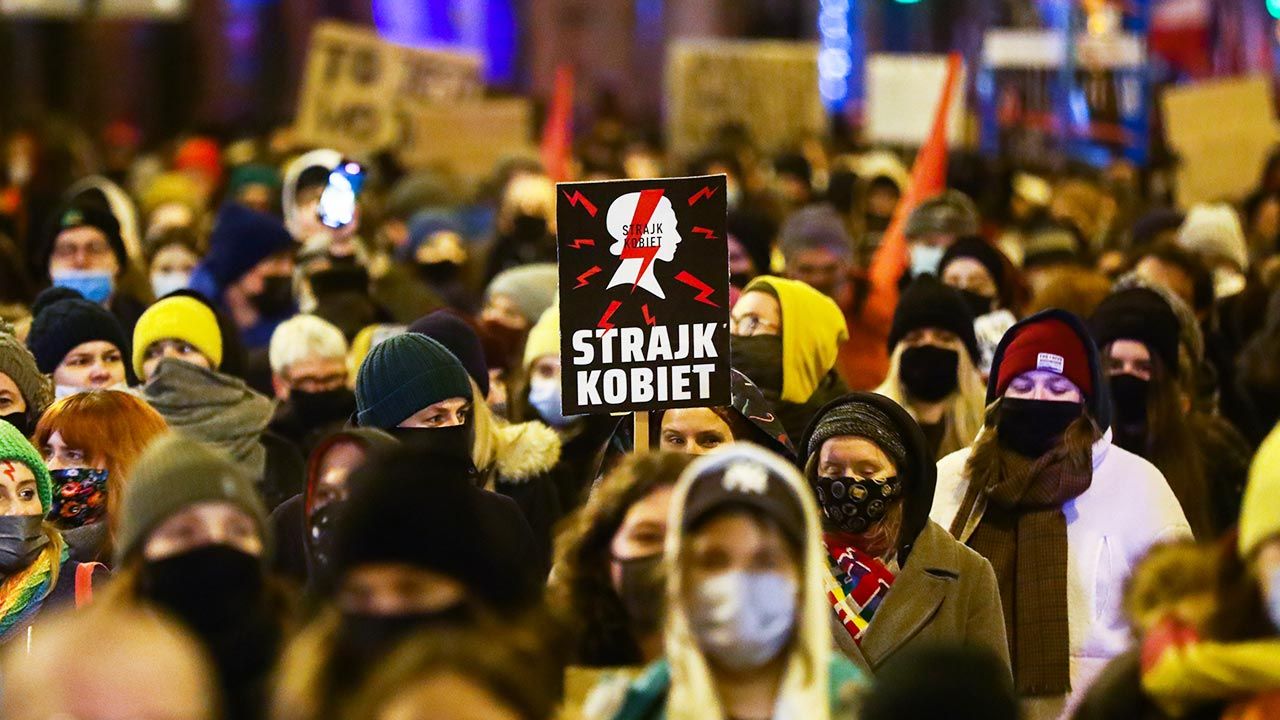 Niektórzy lubią pisać, że decyzja TK dolała jedynie oliwy do ognia (fot. Beata Zawrzel/NurPhoto via Getty Images) Niektórzy lubią pisać, że decyzja TK dolała jedynie oliwy do ognia (fot. Beata Zawrzel/NurPhoto via Getty Images)