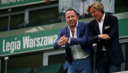 Bogusław Leśnodorski (L) oraz Dariusz Mioduski (P) podczas przerwy w meczu Legii Warszawa (fot. PAP/