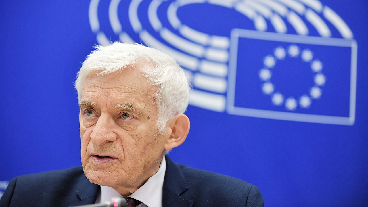 Były premier Jerzy Buzek mówił o bezpieczeństwie energetycznym (fot. PAP/Marcin Obara) Były premier Jerzy Buzek mówił o bezpieczeństwie energetycznym (fot. PAP/Marcin Obara)