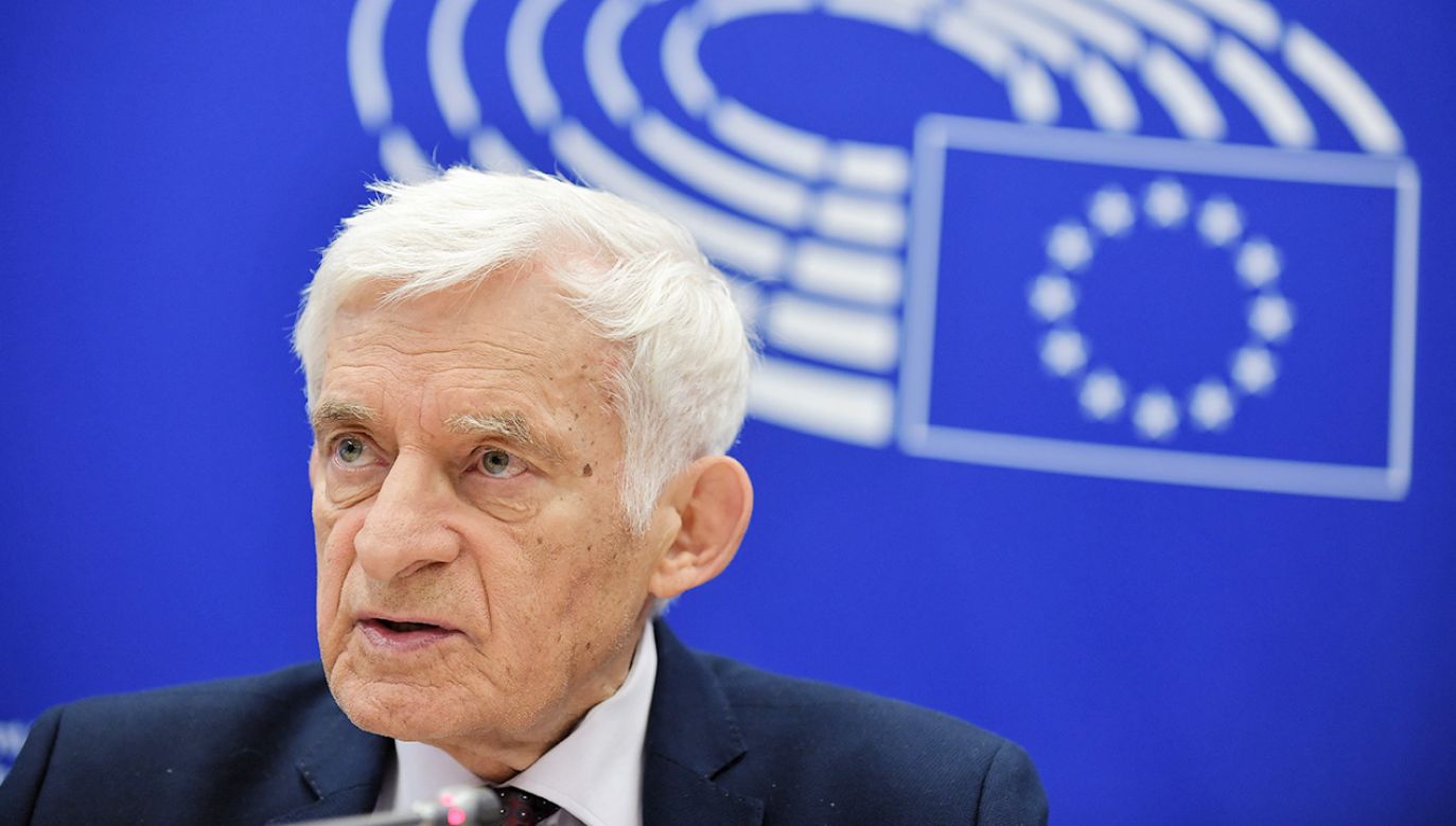 Były premier Jerzy Buzek mówił o bezpieczeństwie energetycznym (fot. PAP/Marcin Obara)