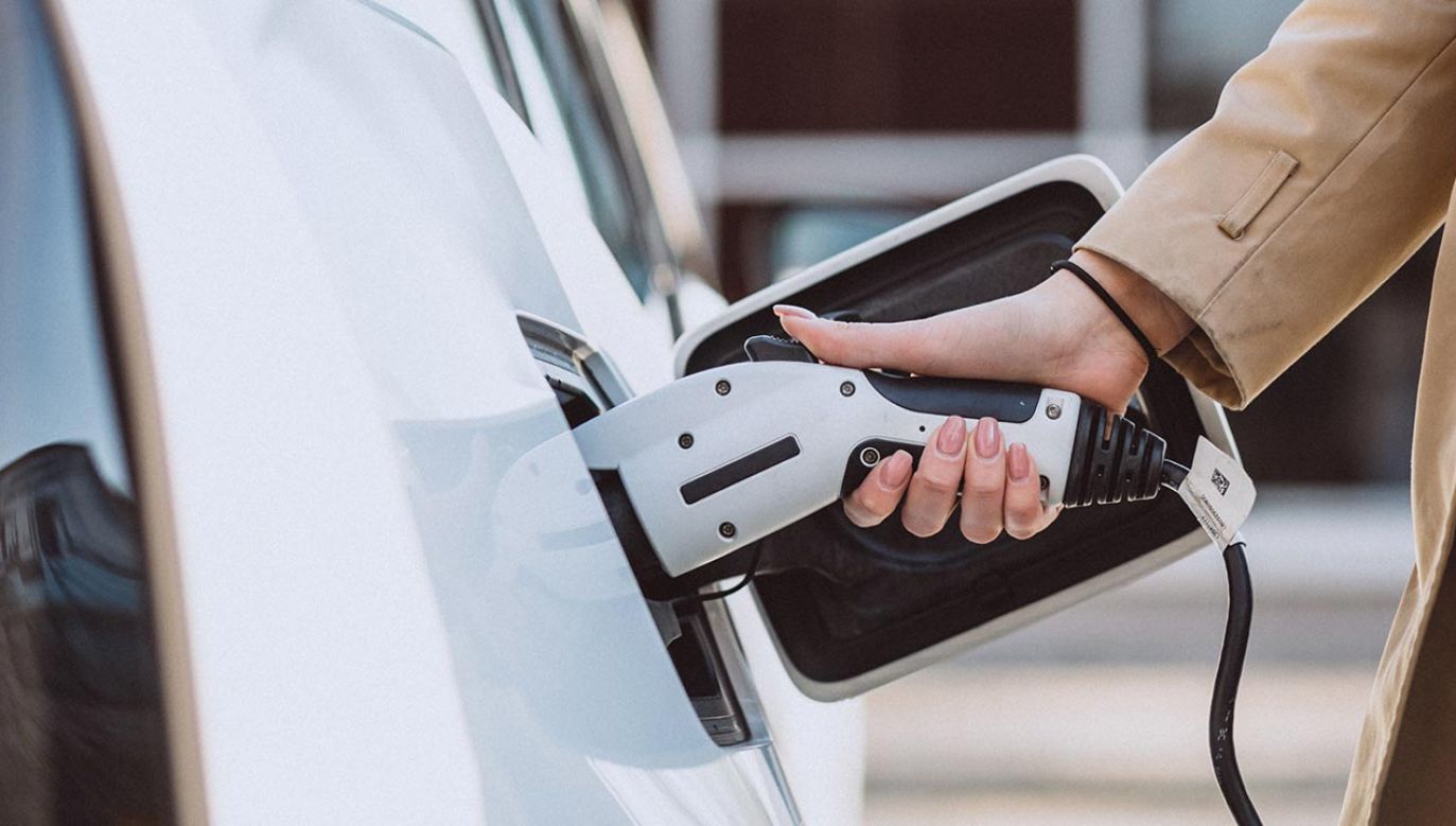 Znalezienie punktu ładowania samochodów elektrycznych to wciąż problematyczne zadanie na długich trasach (fot. Shutterstock)