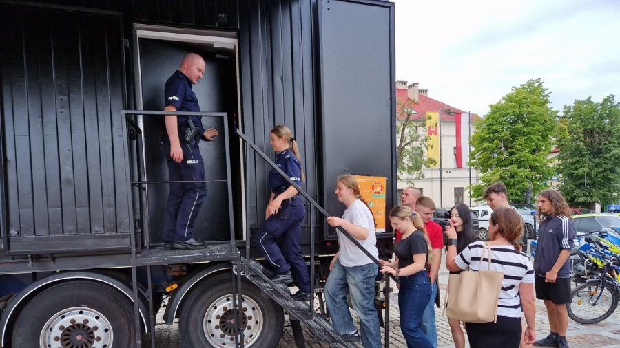 Wszyscy chętni, biorący udział w projekcie poznają prawdziwe historie osób, które stały się ofiarą handlu ludźmi (fot. policja)