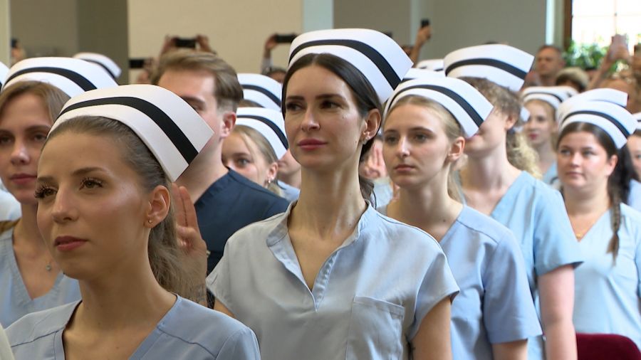 Absolwenci PUM otrzymali czepki i ślubowali. Pielęgniarki i położne gotowe do pracy