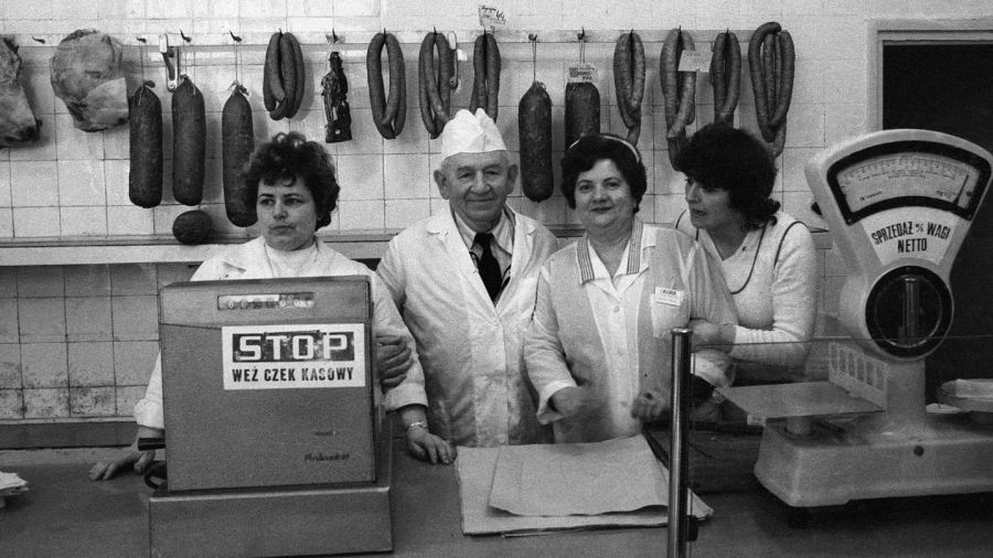 Warszawa, kwiecień 1981. Rząd wprowadził kartki na mięso, żeby załagodzić katastrofalny brak żywności, ale rozwiązanie było tylko pozorne. Żywności wciąż brakowąło w skepach, tu: pokazowe zdęcie wykonane w sklepie mięsnym nr 201 w dzielnicy Wola, przy ulicy Gibalskiego. Fot. PAP/Ireneusz Radkiewicz