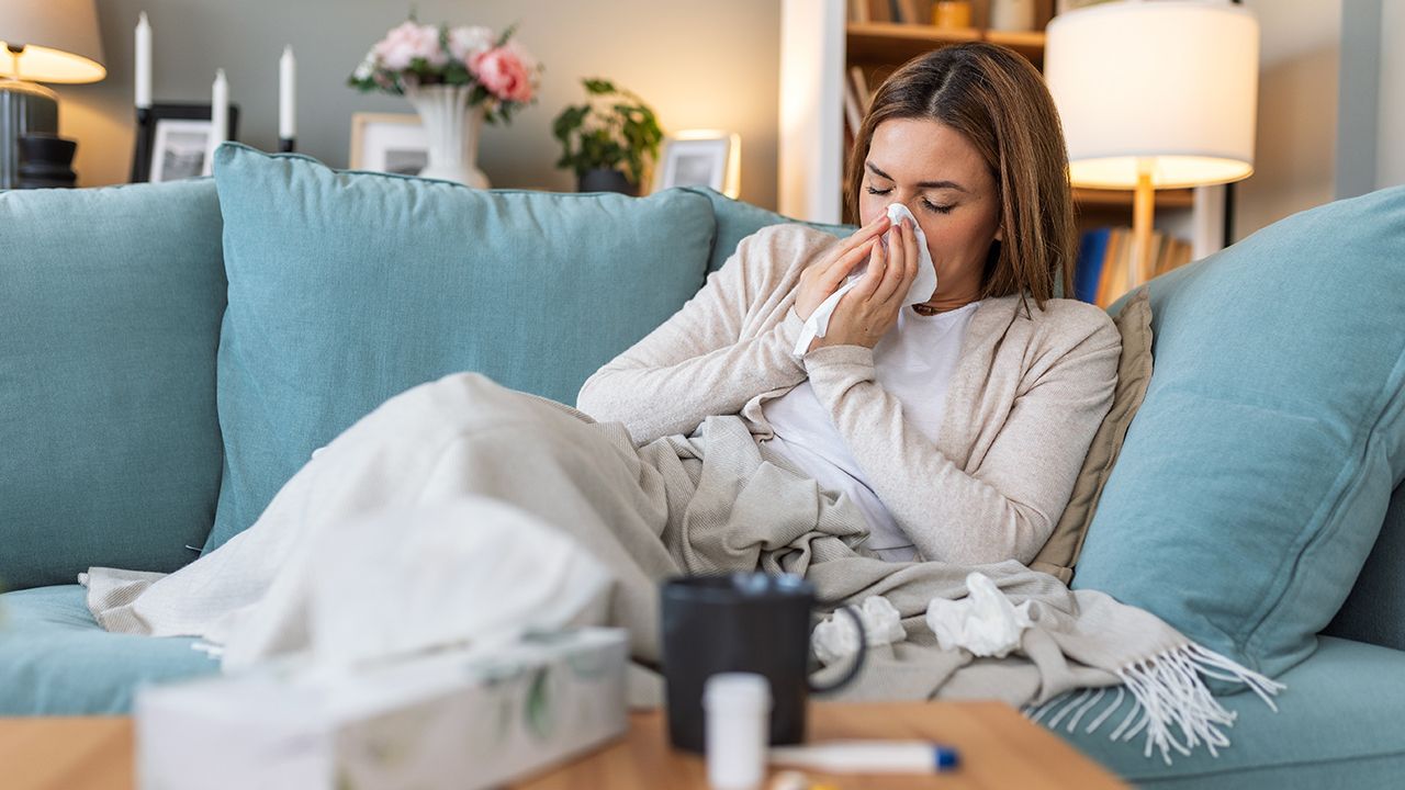 Chorych przybywa w zawrotnym tempie. Lekarze ostrzegają przed grypą